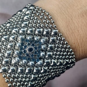 Pulsera de metal líquido con broche de presión y diamantes de imitación de Sergio Gutiérrez SAN VALENTÍN