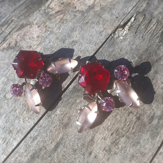 13 boucles d oreilles asymetriques verre  rouge noir 0