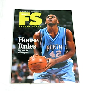 Puede incluir: Una portada de revista con un jugador de baloncesto con una camiseta azul claro con la palabra "NORTH" y el número "42". El título de la revista dice "FS FUTURE STARS" con el titular "House Rules". El jugador sostiene un balón de baloncesto naranja.