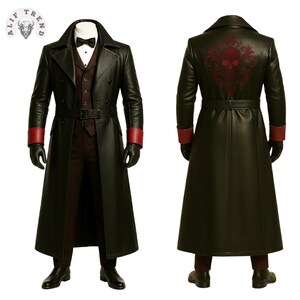 Könnte beinhalten: Ein schwarzer Ledermantel mit roten Manschetten. Der Mantel hat einen doppelreihigen Schnitt, einen Gürtel und ein Totenkopf-Emblem auf dem Rücken. Er wird mit Weste, Hose und Fliege getragen.