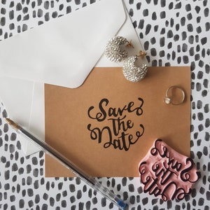 Handgeletterde Save the Date rubberstempel, bruiloft briefpapier rubberstempel voor Save the Date, handgeletterd springkussen | Zout en papier