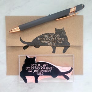 Tampon en caoutchouc d'adresse de chat, tampon d'adresse de retour de chat posant pour les amoureux des chats, cadeau personnalisé unique pour une amie ou une mère | Sel et papier