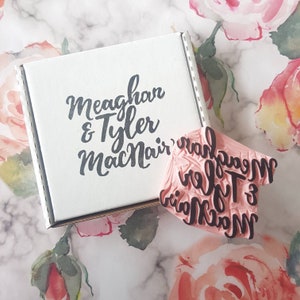 Tampon nom de mariage, tampon en caoutchouc pour mariages prénoms, sacs-cadeaux, sacs à bonbons, cartes de remerciement personnalisées | Sel et papier