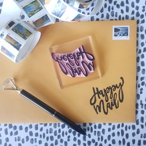 Sello de correo feliz, sello de goma de correo feliz con letras cursivas y saltarinas, tallado a mano y perfecto para pequeñas empresas / Sal y papel