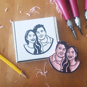 Tampon couple personnalisé pour "Retenez vos dates", tampon unique et personnalisé représentant des visages pour mariages, fiançailles ou cadeaux | Sel et papier