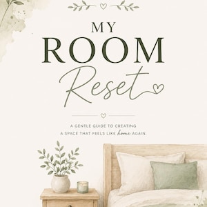 Op de afbeelding: Een digitale print getiteld MY ROOM RESET A GENTLE GUIDE TO CREATING A SPACE THAT FEELS LIKE home AGAIN door NAVEN STUDIO. De illustratie toont een houten nachtkastje met een plant en kaars naast een bed met groen en wit beddengoed.