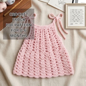Può includere: Vestitino all'uncinetto rosa chiaro per neonati, con dettagli traforati e spalline annodabili. Il testo sull'immagine recita "CROCHET FROCK PDF PATTERN FOR 0-6 MONTHS". L'abito fatto a mano ha un orlo smerlato.