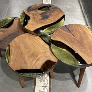 Walnussholz & tiefgrünes Epoxy Couchtisch 4er Set - Modernes Flussharz Design – Handgefertigte einzigartige Epoxy Holz Möbel Kollektion