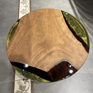 Walnussholz & tiefgrüner Epoxy Couchtisch – Modernes Fluss Design – Handgefertigter Harz Tisch – Einzigartige Holz Epoxy Möbel