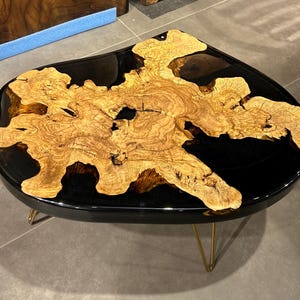 Olivenholz & tiefschwarzer Epoxy Couchtisch - Modernes Fluss Design – Handgefertigter Harz Tisch – Einzigartige Holz Epoxy Möbel