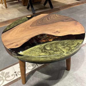 Walnussholz & tiefgrüner Epoxy Couchtisch – Modernes Fluss Design – Handgefertigter Harz Tisch – Einzigartige Holz Epoxy Möbel