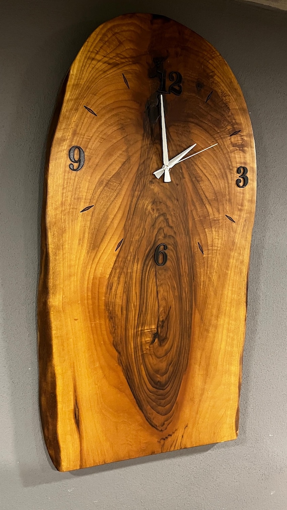 Orologio da parete in legno di noce con bordo vivo: decorazione