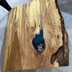 Handgefertigter Couchtisch aus Hopfenbuchenholz & blauem Epoxidharz