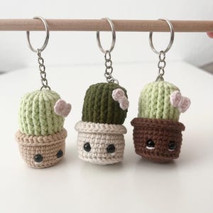 Handgehäkelter Kaktus-Schlüsselanhänger – Süßes Amigurumi