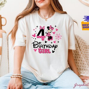 K&ouml;nnte beinhalten: Cremefarbenes T-Shirt mit einem Grafikdesign zum 4. Geburtstag. Das Design enth&auml;lt die Zahl 4 in Pink, Minnie Mouse, Herzen und den Text "Birthday Girl". Das Shirt ist ein l&auml;ssiger Stil.