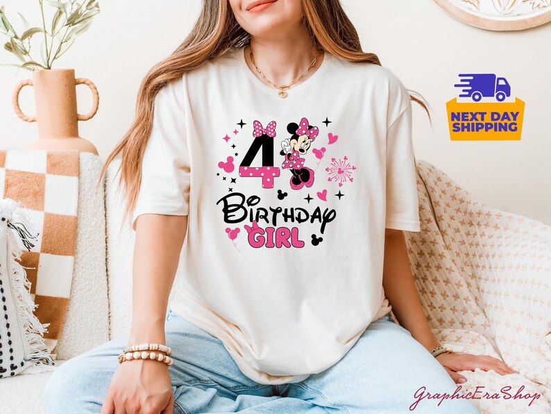 K&ouml;nnte beinhalten: Cremefarbenes T-Shirt mit einem Grafikdesign zum 4. Geburtstag. Das Design enth&auml;lt die Zahl 4 in Pink, Minnie Mouse, Herzen und den Text "Birthday Girl". Das Shirt ist ein l&auml;ssiger Stil.
