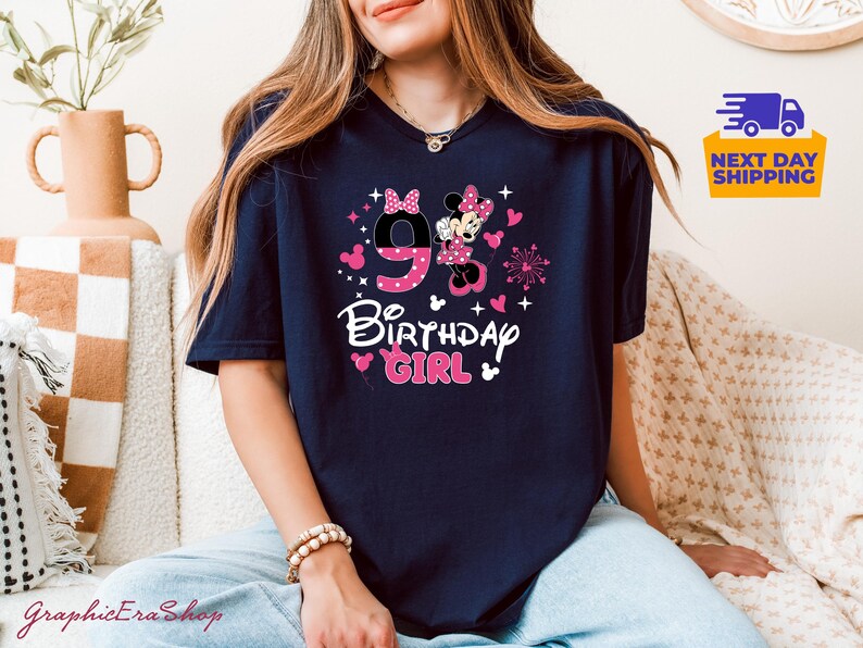 K&ouml;nnte beinhalten: Marineblaues T-Shirt mit einem Minnie-Maus-Design f&uuml;r den 9. Geburtstag. Die Grafik zeigt die Zahl 9, Minnie Maus, Herzen und die Worte "Birthday Girl" in Wei&szlig; und Rosa. Das Shirt ist ein l&auml;ssiger Stil.