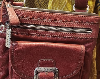 Brighton "Beckett" Röd Axelväska i Läder med Slitstarkt Material