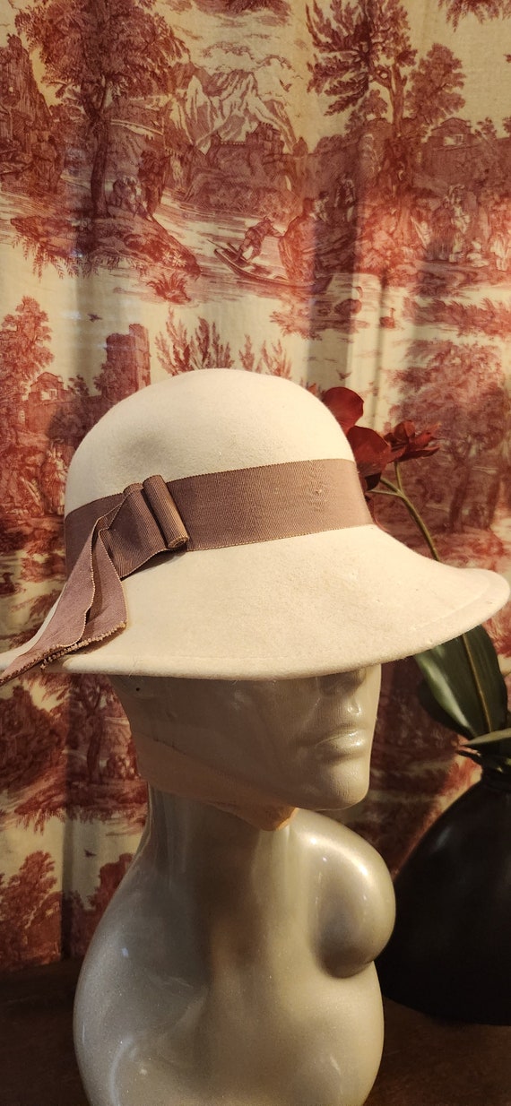 Vintage Bernat Cloche Style Hat - Creme