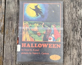 Puede incluir: Un libro de tapa dura titulado Halloween de Joyce K. Kessel con ilustraciones de Nancy L. Carlson. La portada muestra la silueta negra de una bruja volando frente a una luna amarilla sobre un campo de calabazas con dos figuras disfrazadas.