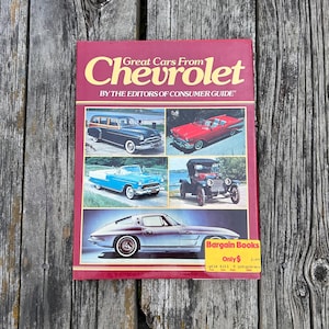 Op de afbeelding: Een rood paperbackboek met de titel Great Cars From Chevrolet by the Editors of Consumer Guide. De omslag bevat vijf foto's van vintage Chevrolet-voertuigen en een gele Bargain Books-sticker in de rechterbenedenhoek.