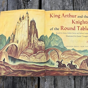 Może przedstawiać: Otwarta książka w twardej oprawie zatytułowana King Arthur and the Knights of the Round Table, opowiedziana przez Emmę Gelders Sterne i Barbarę Lindsay, z ilustracjami Gustafa Tenggrena. Strony zawierają ż&oacute;łtawą ilustrację zamku.