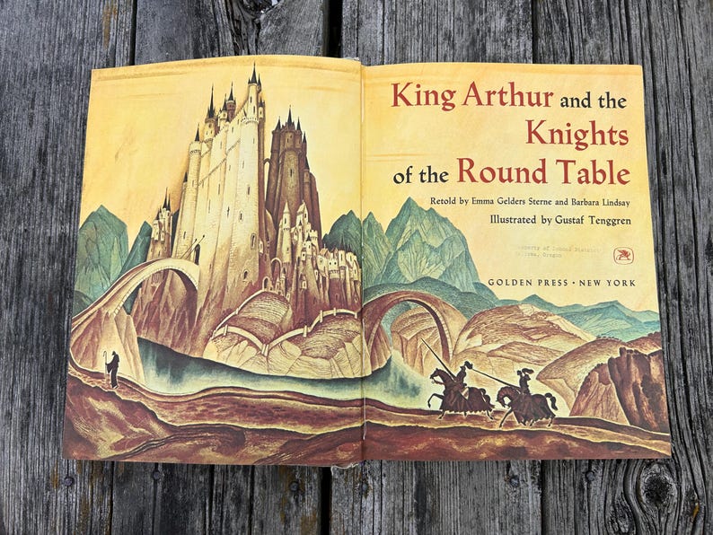 Może przedstawiać: Otwarta książka w twardej oprawie zatytułowana King Arthur and the Knights of the Round Table, opowiedziana przez Emmę Gelders Sterne i Barbarę Lindsay, z ilustracjami Gustafa Tenggrena. Strony zawierają ż&oacute;łtawą ilustrację zamku.