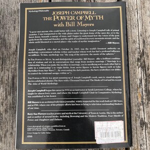 K&ouml;nnte beinhalten: Die R&uuml;ckseite des Buches The Power of Myth von Joseph Campbell mit Bill Moyers. Es hat einen schwarzen Hintergrund mit goldenen Rahmenlinien, wei&szlig;en Text &uuml;ber den Buchinhalt, Autorenbiografien und einen Preisaufkleber in der Ecke.