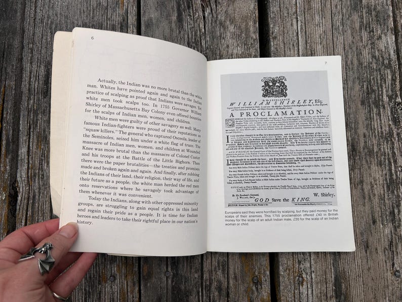 Może przedstawiać: Otwarta książka z białymi stronami i czarnym drukowanym tekstem. Lewa strona zawiera akapity dotyczące wydarzeń historycznych, a prawa strona przedstawia dokument historyczny zatytułowany A PROCLAMATION.
