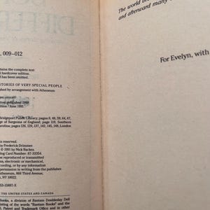 Pu&ograve; includere: Le pagine aperte di un libro mostrano le informazioni sul copyright a sinistra e una dedica a destra. Il testo include 'The world breaks everyone and afterward many are strong at the broken places' e 'For Evelyn, with'.