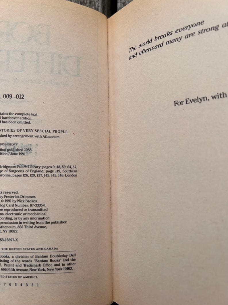 Pu&ograve; includere: Le pagine aperte di un libro mostrano le informazioni sul copyright a sinistra e una dedica a destra. Il testo include 'The world breaks everyone and afterward many are strong at the broken places' e 'For Evelyn, with'.