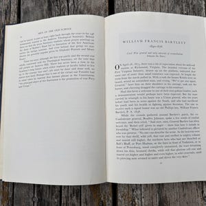 Może przedstawiać: Otwarta książka z białymi stronami i czarnym drukowanym tekstem. Lewa strona nosi tytuł Men of the Old School, a prawa strona zawiera nagł&oacute;wek William Francis Bartlett 1840-1896, po kt&oacute;rym następuje tekst biograficzny o generale z wojny secesyjnej.