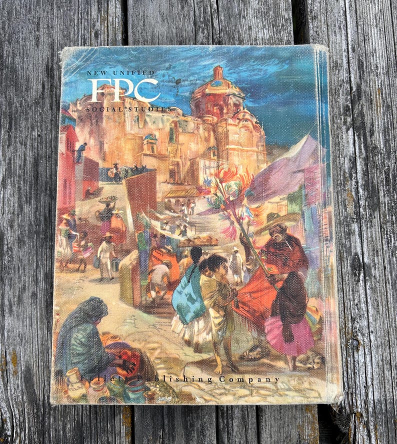 Może przedstawiać: Podręcznik w twardej oprawie zatytułowany New Unified FPC Social Studies wydawnictwa Follett Publishing Company. Okładka przedstawia kolorową ilustrację tętniącego życiem placu miejskiego z ludźmi w tradycyjnych strojach, dużym kamiennym budynkiem i kopułą.