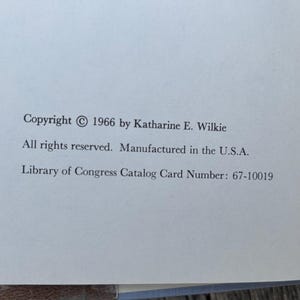 Puede incluir: Una p&aacute;gina de libro blanca con texto impreso en negro que dice: Copyright 1966 by Katharine E. Wilkie. All rights reserved. Manufactured in the U.S.A. Library of Congress Catalog Card Number: 67-10019. La p&aacute;gina est&aacute; limpia y es legible.