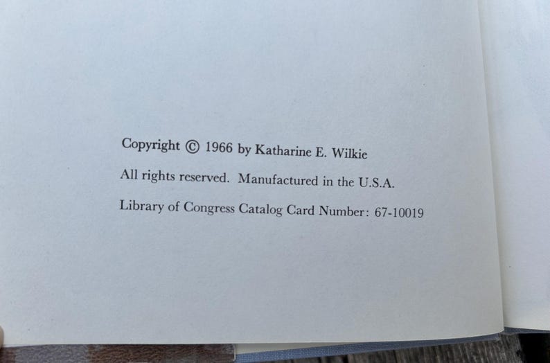 Puede incluir: Una p&aacute;gina de libro blanca con texto impreso en negro que dice: Copyright 1966 by Katharine E. Wilkie. All rights reserved. Manufactured in the U.S.A. Library of Congress Catalog Card Number: 67-10019. La p&aacute;gina est&aacute; limpia y es legible.