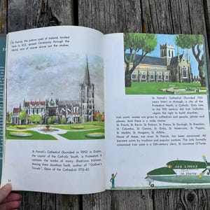 Peut inclure: Un livre ouvert pr&eacute;sentant des illustrations de la cath&eacute;drale Saint-Patrick &agrave; Dublin et Armagh, avec du texte imprim&eacute; d&eacute;taillant l'histoire irlandaise et les saints. Une illustration d'avion Aer Lingus vert est visible en bas &agrave; droite.