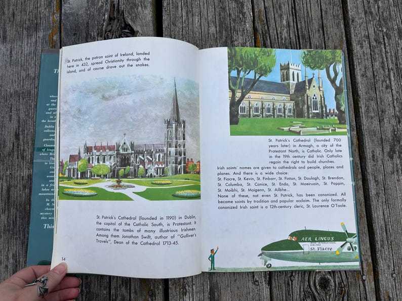 Peut inclure: Un livre ouvert pr&eacute;sentant des illustrations de la cath&eacute;drale Saint-Patrick &agrave; Dublin et Armagh, avec du texte imprim&eacute; d&eacute;taillant l'histoire irlandaise et les saints. Une illustration d'avion Aer Lingus vert est visible en bas &agrave; droite.