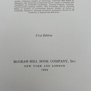 Pu&ograve; includere: Una pagina di titolo di un libro bianca con testo nero che recita GEORGE THARRATT, seguita da credenziali professionali, First Edition e l'editore McGraw-Hill Book Company, Inc., New York and London, 1944, con doppie linee in basso.