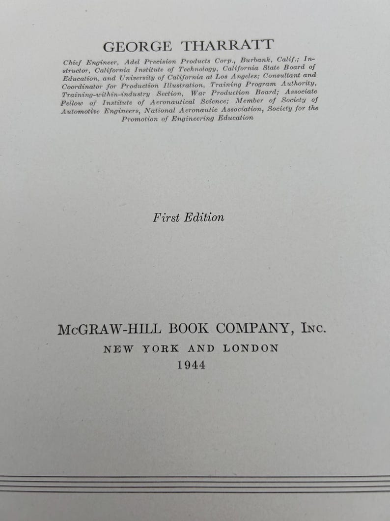 Pu&ograve; includere: Una pagina di titolo di un libro bianca con testo nero che recita GEORGE THARRATT, seguita da credenziali professionali, First Edition e l'editore McGraw-Hill Book Company, Inc., New York and London, 1944, con doppie linee in basso.