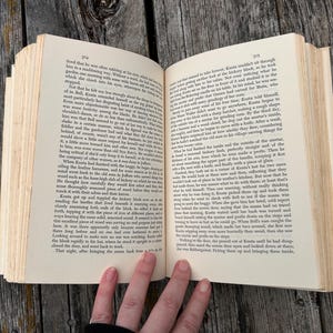 K&ouml;nnte beinhalten: Ein aufgeschlagenes Hardcover-Buch mit zwei Seiten bedruckt mit schwarzem Text auf cremefarbenem Papier. Die linke Seite ist mit 314 und die rechte Seite mit 315 nummeriert. Das Buch liegt offen und zeigt dichte Textabs&auml;tze in Serifenschrift.