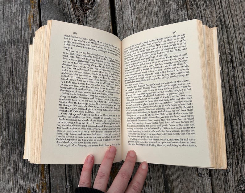 K&ouml;nnte beinhalten: Ein aufgeschlagenes Hardcover-Buch mit zwei Seiten bedruckt mit schwarzem Text auf cremefarbenem Papier. Die linke Seite ist mit 314 und die rechte Seite mit 315 nummeriert. Das Buch liegt offen und zeigt dichte Textabs&auml;tze in Serifenschrift.