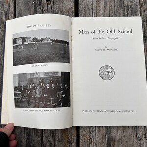 Może przedstawiać: Otwarta książka zatytułowana Men of the Old School autorstwa Scotta H. Paradise'a. Na lewej stronie znajdują się dwa czarno-białe zdjęcia z podpisami The Old Campus oraz Classroom in the Old Main Building. Prawa strona zawiera tytuł i okrągłą pieczęć.