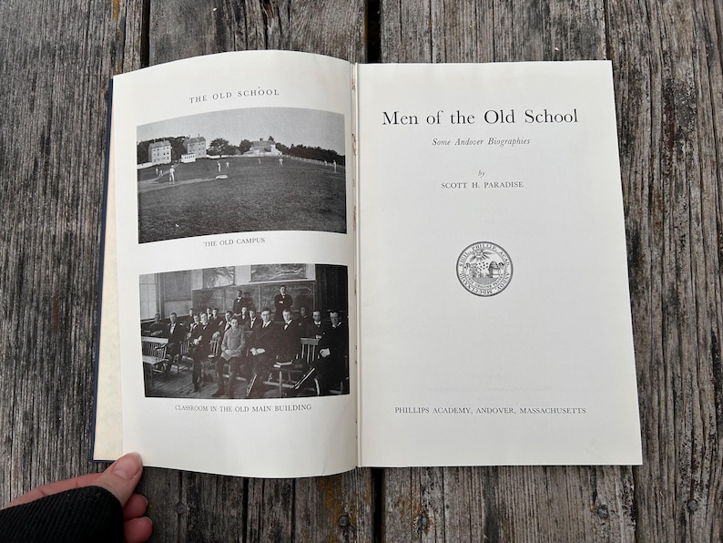Może przedstawiać: Otwarta książka zatytułowana Men of the Old School autorstwa Scotta H. Paradise'a. Na lewej stronie znajdują się dwa czarno-białe zdjęcia z podpisami The Old Campus oraz Classroom in the Old Main Building. Prawa strona zawiera tytuł i okrągłą pieczęć.
