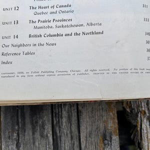 Może przedstawiać: Strona książki przedstawiająca spis treści z Unit 12 The Heart of Canada, Unit 13 The Prairie Provinces oraz Unit 14 British Columbia and the Northland. Tekst zawiera numery stron 311, 333, 349, 365, 369, 372 oraz copyright 1956.