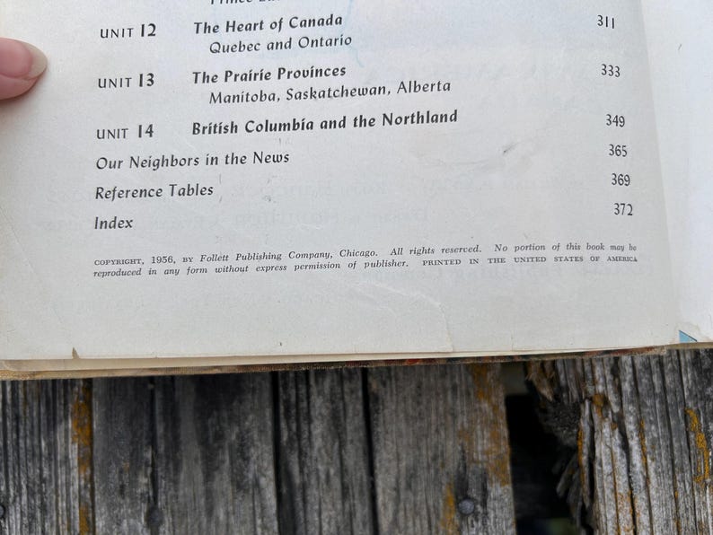 Może przedstawiać: Strona książki przedstawiająca spis treści z Unit 12 The Heart of Canada, Unit 13 The Prairie Provinces oraz Unit 14 British Columbia and the Northland. Tekst zawiera numery stron 311, 333, 349, 365, 369, 372 oraz copyright 1956.