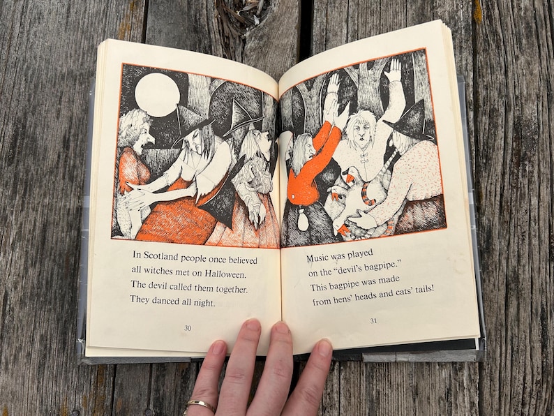 Może przedstawiać: Otwarta książka na stronach 30 i 31 z czarno-pomarańczowymi ilustracjami przedstawiającymi czarownice tańczące i grające na dudach. Tekst brzmi: In Scotland people once believed all witches met on Halloween. The devil called them together. They danced all night. Music was played on the devil's bagpipe. This bagpipe was made from hens' heads and cats' tails!