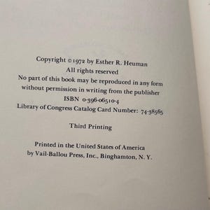 Puede incluir: Una p&aacute;gina de derechos de autor de un libro con texto negro sobre fondo blanco. Dice: Copyright 1972 by Esther R. Heuman, All rights reserved, ISBN 0-396-06510-4, Library of Congress Catalog Card Number: 74-38565, Third Printing, Printed in the USA.