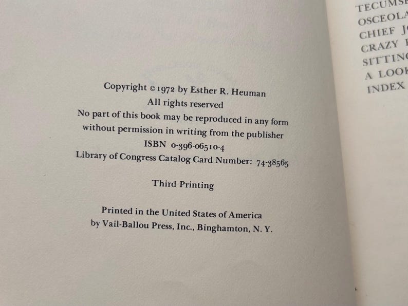 Puede incluir: Una p&aacute;gina de derechos de autor de un libro con texto negro sobre fondo blanco. Dice: Copyright 1972 by Esther R. Heuman, All rights reserved, ISBN 0-396-06510-4, Library of Congress Catalog Card Number: 74-38565, Third Printing, Printed in the USA.
