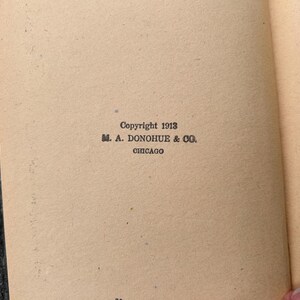 K&ouml;nnte beinhalten: Eine Seite aus einem antiken Buch mit hellbeigem Papier. Der Text lautet Copyright 1913, M. A. Donohue & Co., Chicago. Rechts ist eine teilweise Kapitel&uuml;bersicht zu sehen, beginnend mit Kapitel I bis XV in r&ouml;mischen Ziffern.