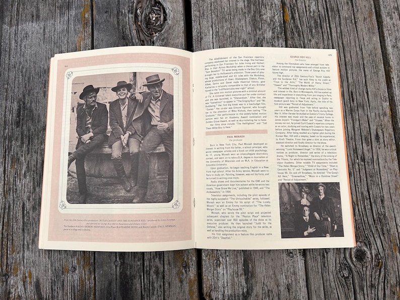 K&ouml;nnte beinhalten: Ein aufgeschlagenes Buch mit Schwarz-Wei&szlig;-Fotos von Schauspielern in Westernkleidung und gedrucktem biografischem Text &uuml;ber George Roy Hill und Paul Monash. Die Seiten enthalten Textspalten und zwei gerahmte Fotoillustrationen.